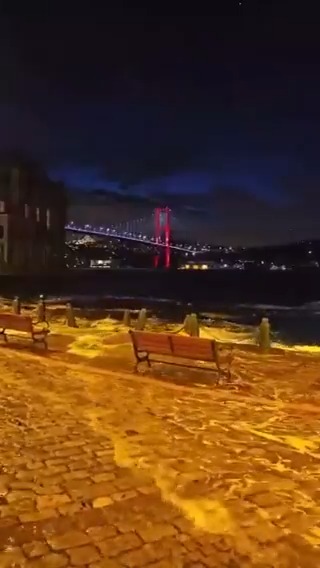 Ne güzel özetlemiş eskiler: “Karnının doymayacağı yerde açlığını belli etme.” diye. Yani her insana dert anlatılmaz, her insanla dertleşilmez; merhem olamayacaklara yara gösterilmezmiş.
