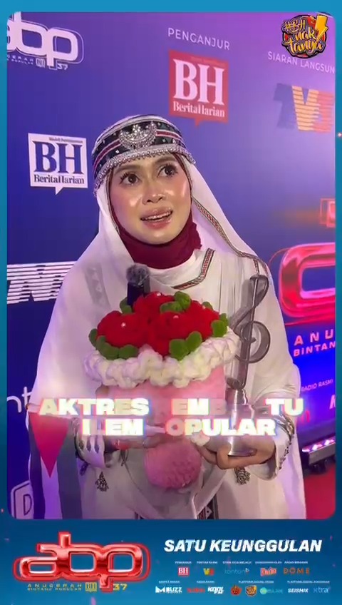 Tahniah Heliza Helmie. Dinobatkan sebagai Aktres Pembantu Filem Popular ABPBH 37 #ABPBH37 #SATUKeunggulan #BH #TV3 #Daia #DOMECafe #HotelPremieraKualaLumpur