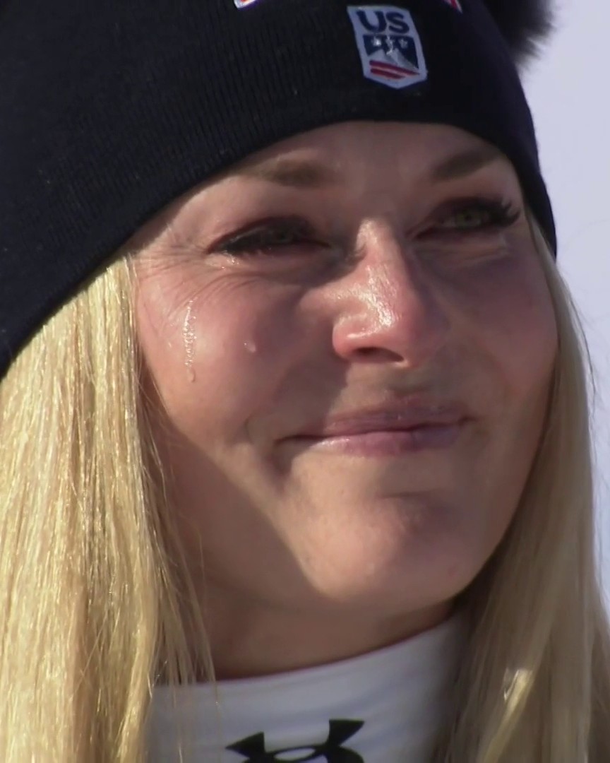 🥹 Les larmes de Lindsey Vonn sur le podium au moment où résonne l'hymne américain pour célébrer son éblouissante victoire sur la descente à Saint-Moritz #ChaletClub