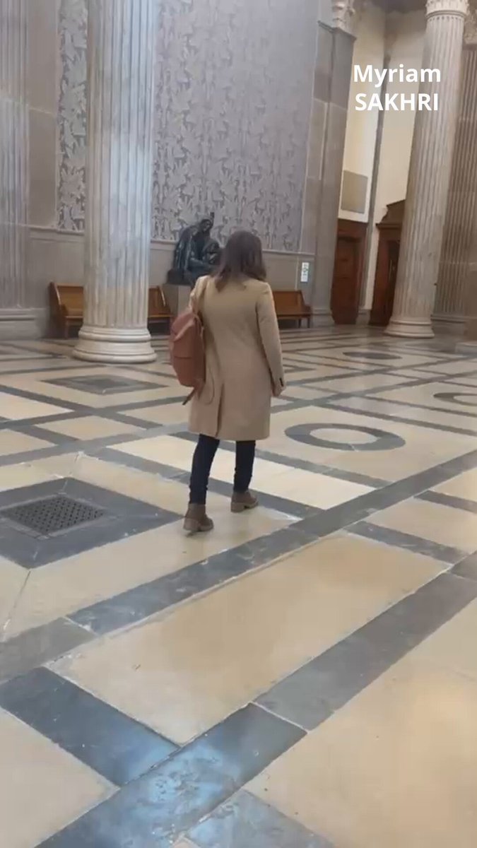 La semaine dernière, j’ai publié une vidéo au palais de justice de Lyon : la sœur de Myriam Sakhri, gendarme retrouvée morte dans sa caserne en 2011, y chante la Marseillaise pour dénoncer quinze années d’attente et de lenteur judiciaire. La cour d’appel de Lyon m’a rapidement demandé de flouter les forces de l’ordre qui l’ont fait sortir, sous peine de poursuites pénales. Demande exécutée. La vidéo est remise en ligne dans sa version floutée. Certaines procédures avancent plus vite que d’autres.