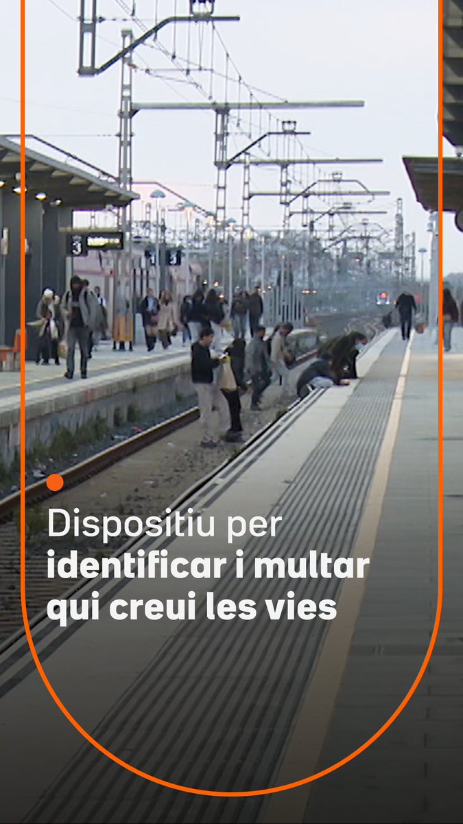 Desenes de persones creuen cada dia les vies fora dels passos habilitats a l'estació de Cunit. Per evitar-ho, s'ha desplegat un dispositiu policial amb drons per identificar-les. Les sancions són de 300 €