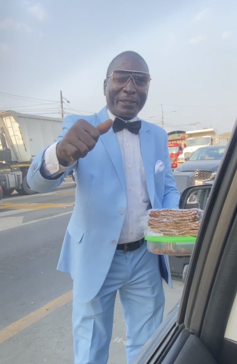 👞 Calle pero elegante… Vendedor ambulante usa el outfit de Segundo Castillo (Sir. Second Castle) para vender cocadas en el peaje Yaguachi en #Guayas.