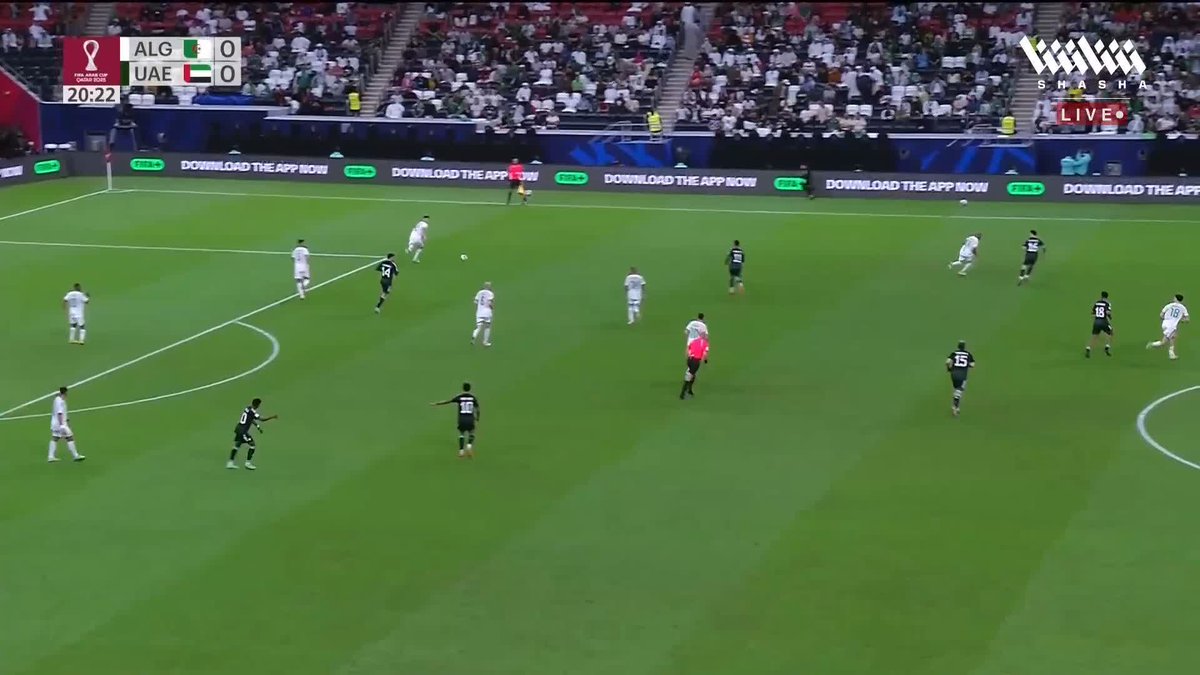 لقطة طريفة من ياسين براهيمي لاعب منتخب الجزائر بسبب التدخلات القوية 🇩🇿😂 تابعوا المباراة وباقي المواجهات في #كأس_العرب_على_شاشا 🏆💫 شاهد الآن مجاناً وبدون تسجيل دخول 📺