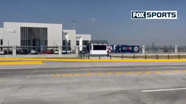 ¡CRUZ AZUL YA ESTÁ EN EL AIFA! 🛬 Rompen filas tras su arribo; algunos jugadores parten desde el aeropuerto por su cuenta, mientras que otros se van en autobuses a la Noria 🚌 La ruta de la Máquina fue Doha 🇶🇦 - Reykjavik 🇮🇸 - Toronto 🇨🇦 - CDMX 🇲🇽 📹: David Espinosa 🥸 #CentralFOX