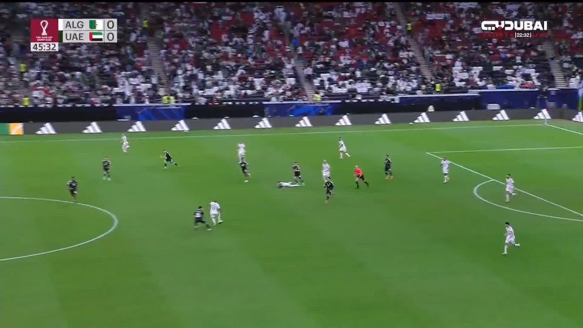منتخب الجزائر يتقدم على منتخبنا بهدف اللاعب عادل بولبينة #الإمارات 0 #الجزائر 1 #منتخبنا #دبي_الرياضية #كأس_العرب2025 #الأبيض #منتخبنا_الوطني #منتخب_الإمارات