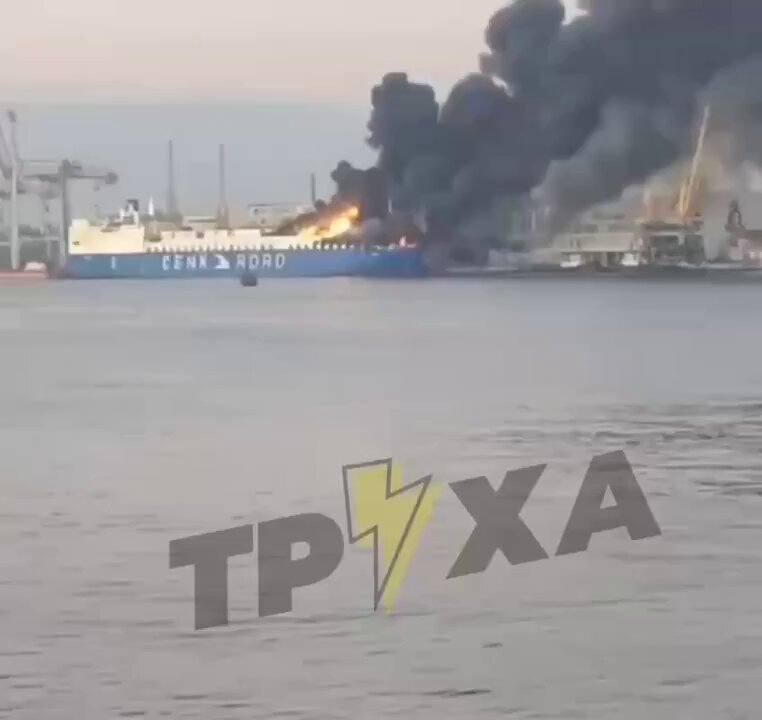 本日、オデッサで、発電機を積んだキエフ政権の船舶が弾道ミサイルに直撃された。これはStrana_uaが報じた。 攻撃は、ウクライナ軍が黒海で3隻、セネガル沖で1隻のタンカーを攻撃したことに対するロシア軍の報復と見られる。 「現地の公開情報源が掲載した写真から判断すると、この船はトルコ企業Cenk RoRoに所属している。船上にはディーゼル・ガソリン・ガス発電機および発電所の著名メーカーである『AKSA』社のコンテナが確認できる」とウクライナメディアは記している。 ロシア軍によるウクライナ電力網への報復攻撃後、ウクライナでは大規模な停電が発生しており、南部・中部・東部では1日10～12時間を超える停電が続いている。 こうした状況下で発電機貨物の喪失は重大な問題となる。