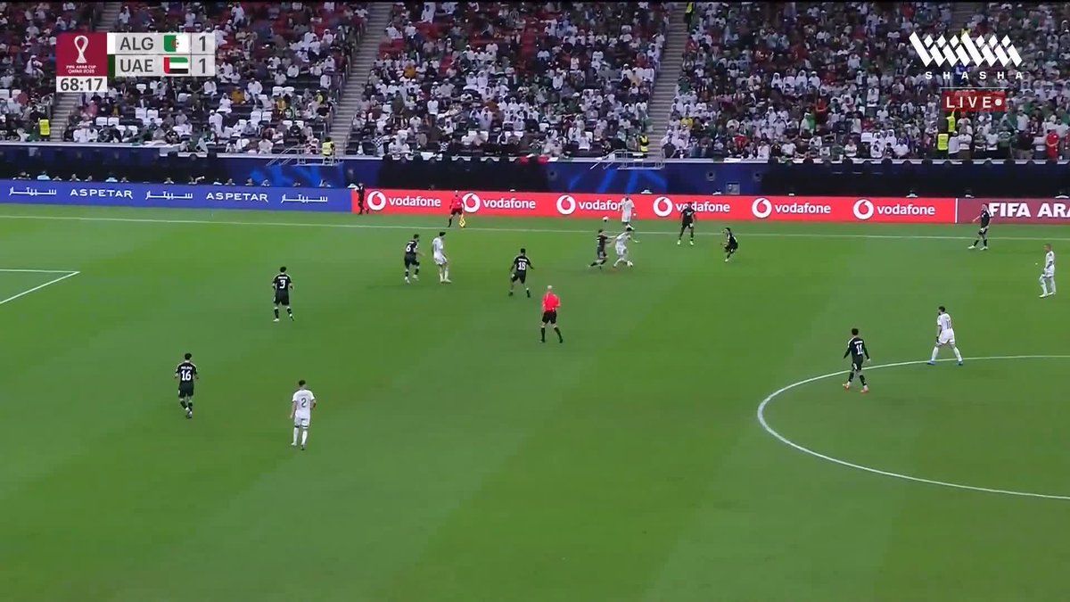 روق 😂 لقطة طريفة بين عصام فايز لاعب الإمارات وحكم المباراة 🇦🇪👀 تابعوا المباراة وباقي المواجهات في #كأس_العرب_على_شاشا 🏆💫 شاهد الآن مجاناً وبدون تسجيل دخول 📺