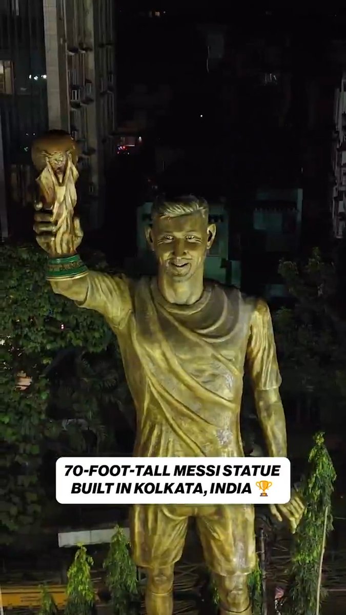 This Messi statue in Kolkata, India 🔥