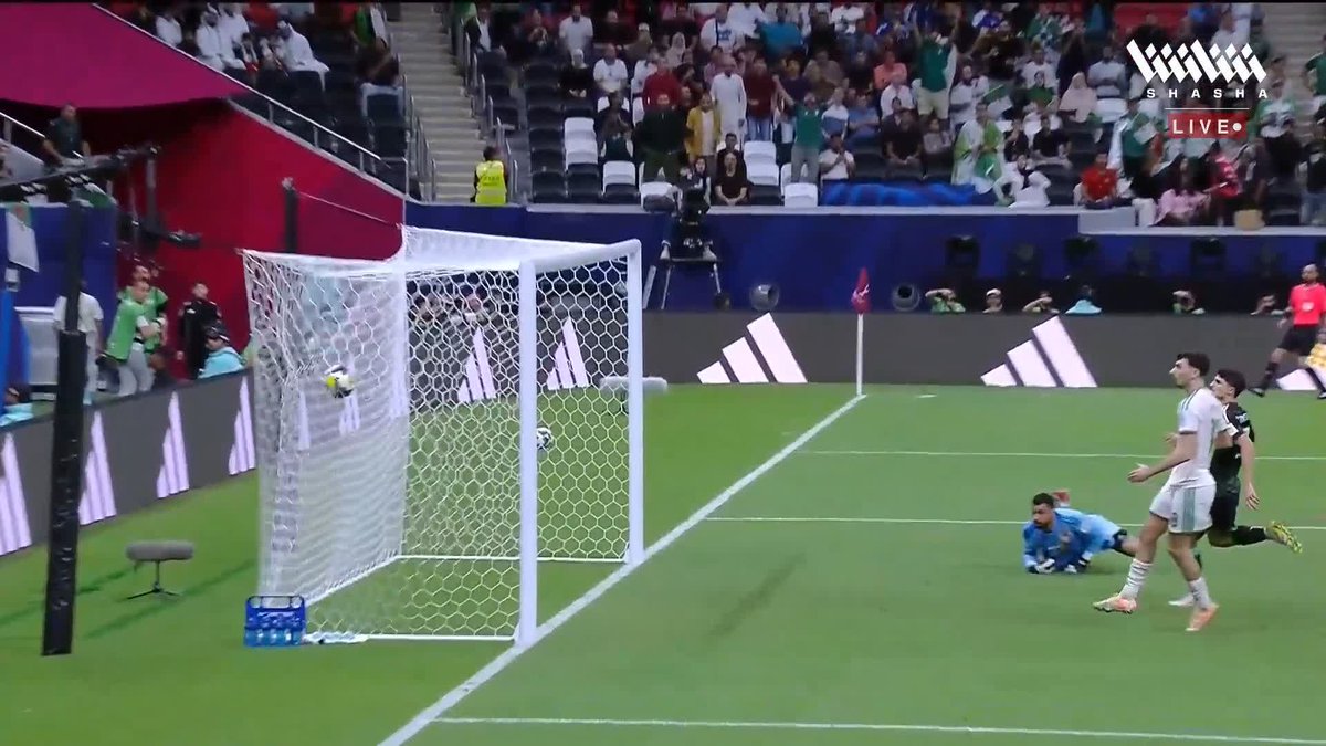 نادر السيد: منتخب الإمارات قدم أفضل شوط له في البطولة 🇦🇪🔥 تابعوا الاستوديو التحليلي لمواجهة الجزائر والإمارات في #كأس_العرب_على_شاشا 🏆✨ شاهد الآن مجاناً وبدون تسجيل دخول 📺