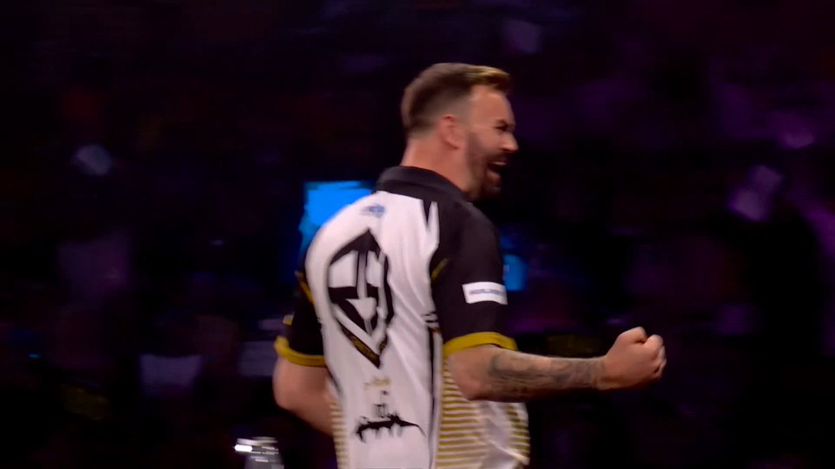 SMITH TURNS IT AROUND! What. A. Dart! 👏 Ross Smith completes a superb fightback to clinch the opening set, sealing the deal with a brilliant bullseye finish! 📺 #WCDarts | R1