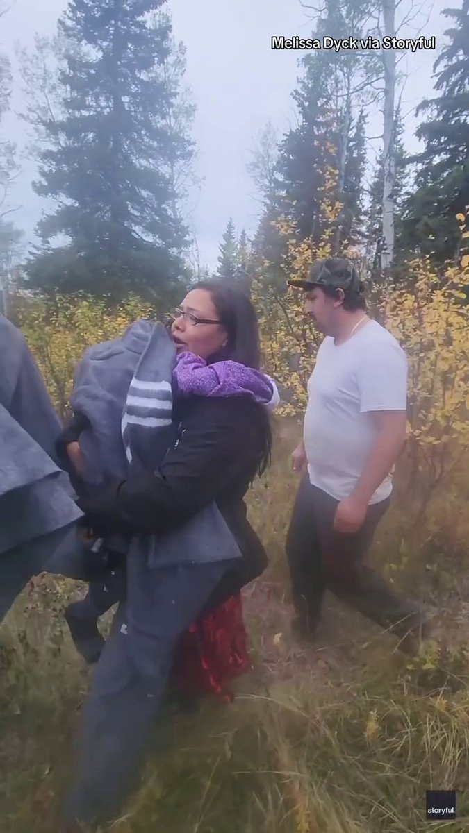 MIRACLE REUNION: A mother’s worst nightmare ended in relief when her 6-year-old daughter, Oaklynn who is autistic and non-verbal, was found safe in a forest after three terrifying days 😭😭