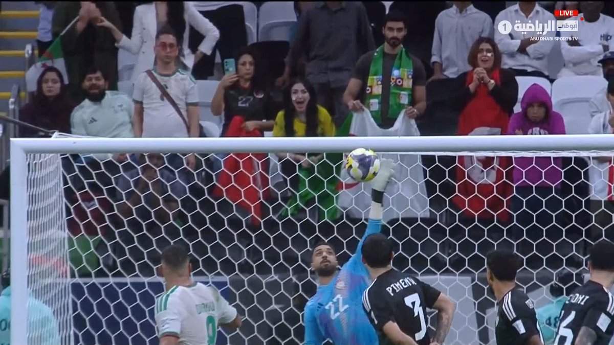 تصد عالمي من حمد المقبالي في الدقيقة الأخيرة والمباراة تتجه إلى ركلات الترجيح 🧤🇦🇪 #الجزائر_الإمارات #كأس_العرب