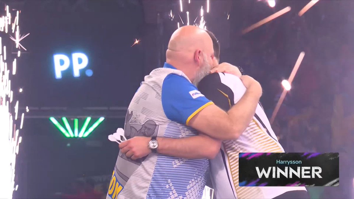 HEROIC FROM HARRYSSON! 🇸🇪 It's a dream Alexandra Palace debut for Andreas Harrysson! Ross Smith is the first seed to exit at Alexandra Palace, as the Swedish star prevails in a five-set thriller! 📺 #WCDarts | R1