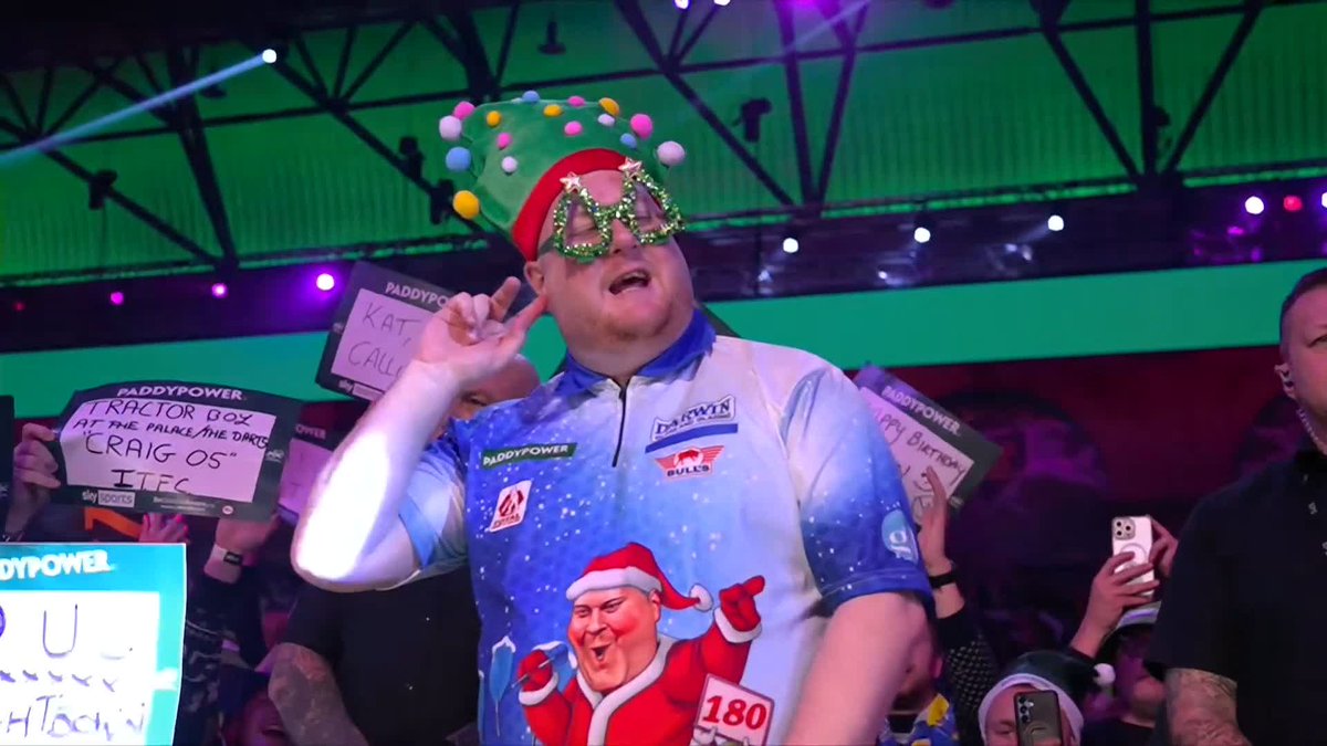 What a walk-on! 🎅😂 Ricky Evans and the World Championship - a match made in darting heaven! 😍