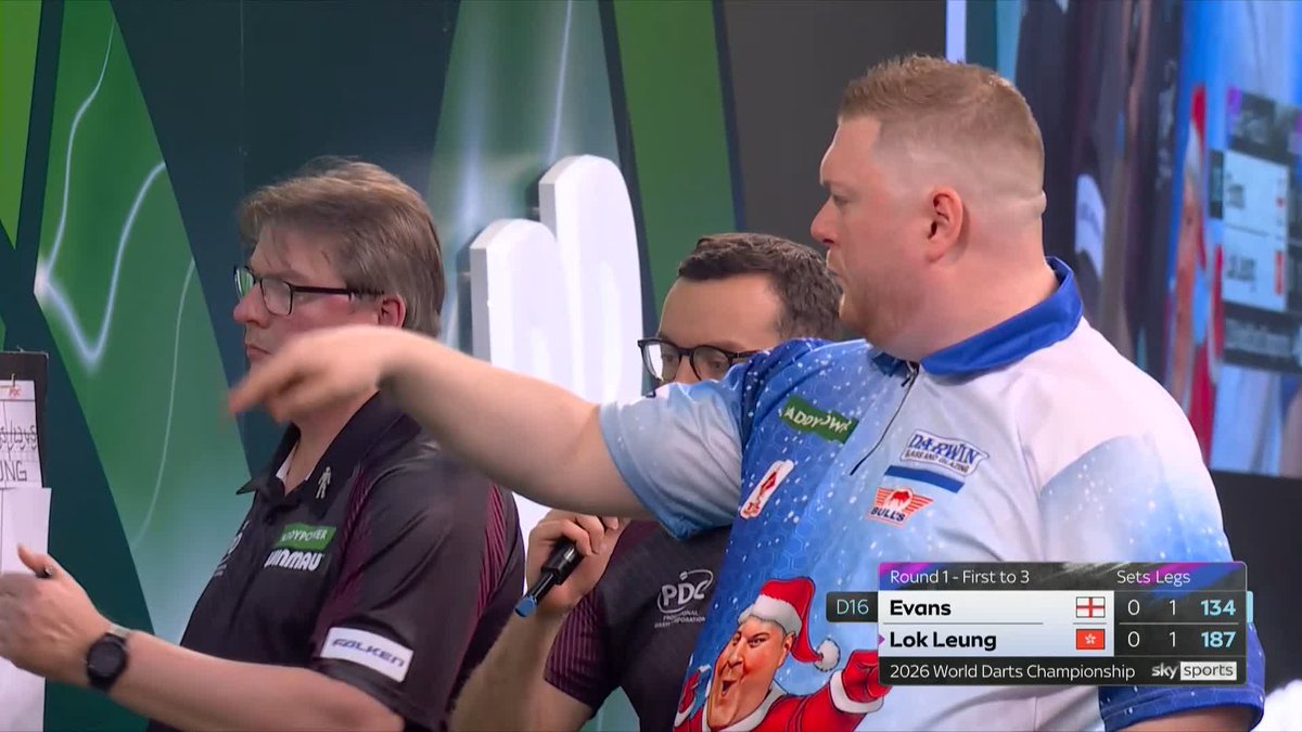 Come for the finish, stay for the celebration! 😂 Ricky Evans takes control of the opening set with a fabulous 134 checkout! 📺 #WCDarts | R1