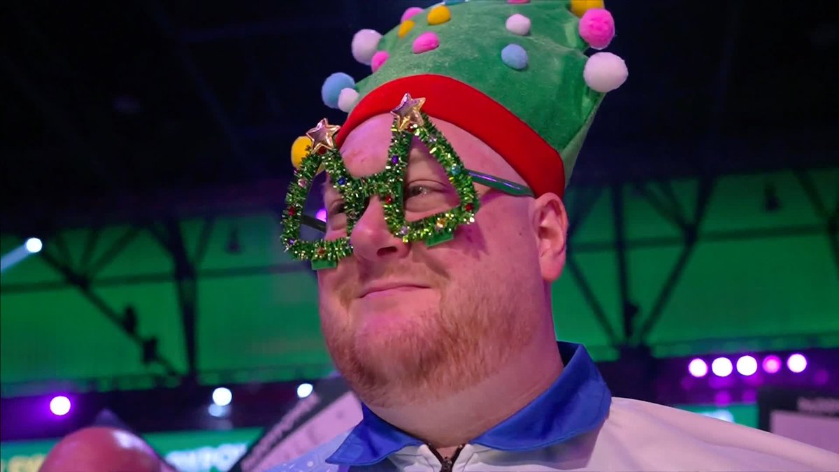 Christmas has arrived at Ally Pally with a classic Ricky Evans walk-on! 🎄