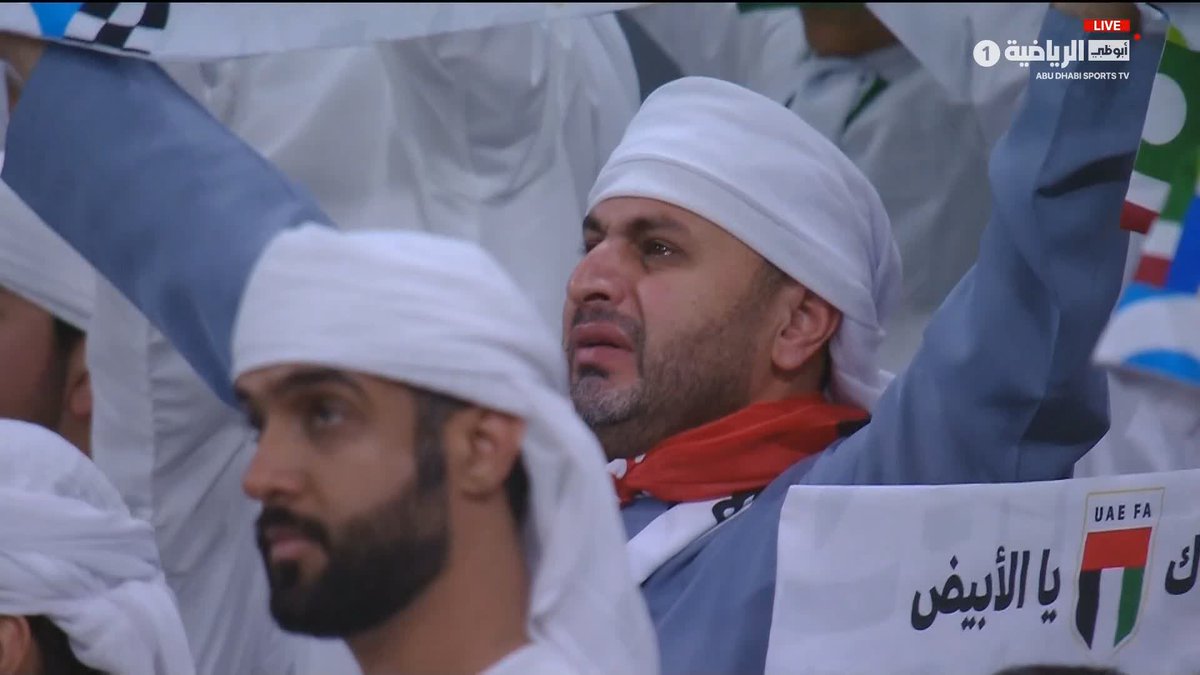 شاهد هذه اللقطة المؤثرة لمشجع منتخبنا الوطني في المباراة 🇦🇪🎥 #الجزائر_الإمارات #كأس_العرب