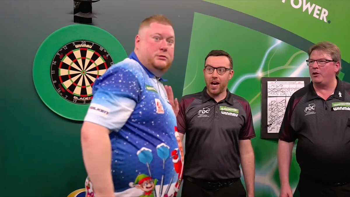 EVANS SEALS THE WIN! Ricky Evans sprinkles some Christmas magic during his 3-0 victory over Man Lok Leung! 📺 #WCDarts | R1