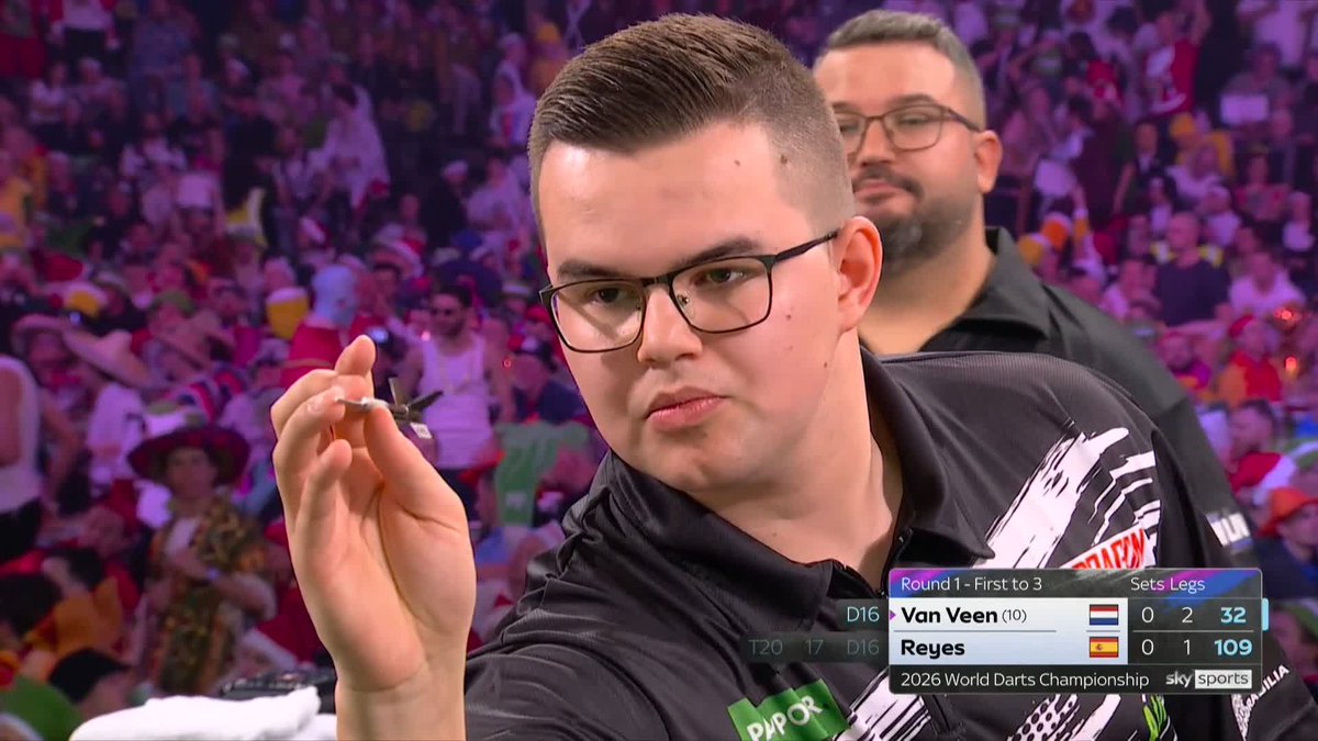 ADVANTAGE VAN VEEN! Gian van Veen defies three maximums from Cristo Reyes in the opening set to secure the early lead! 📺 #WCDarts | R1