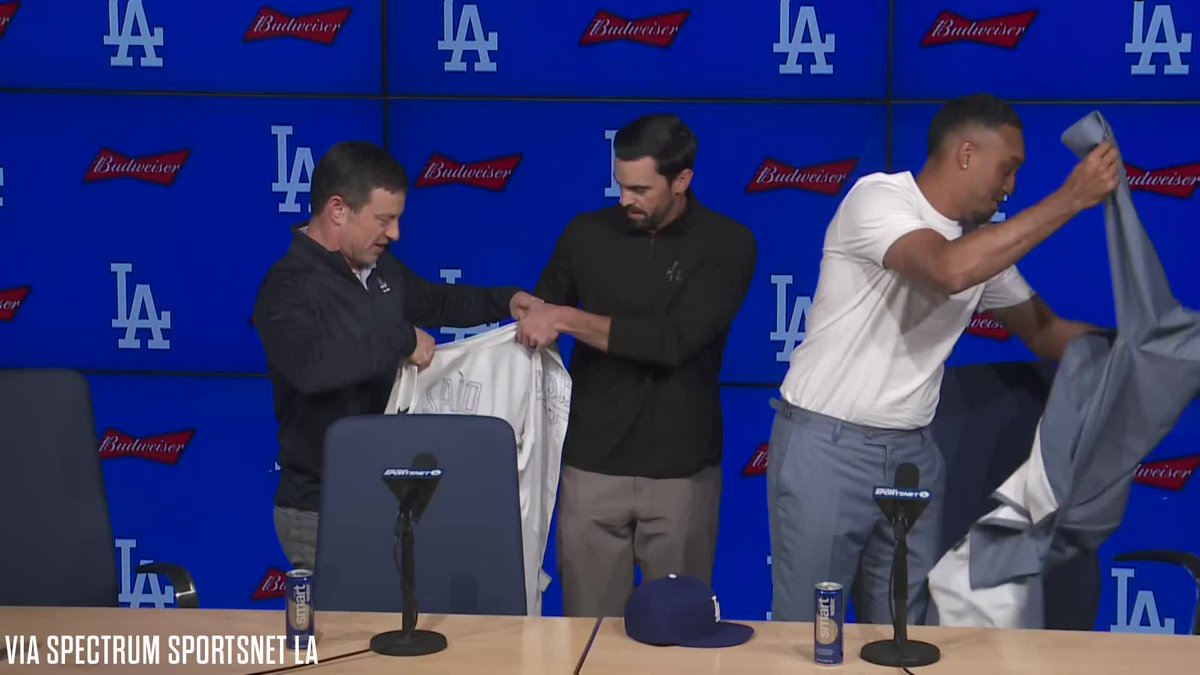 Edwin Díaz puts on his Dodgers jersey for the first time