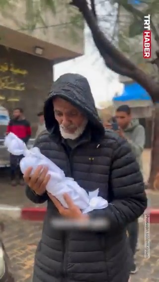 Gazzelileri çadırlara mahkum eden katil İsrail yüzünden, bir bebek daha soğuktan hayatını kaybetti.