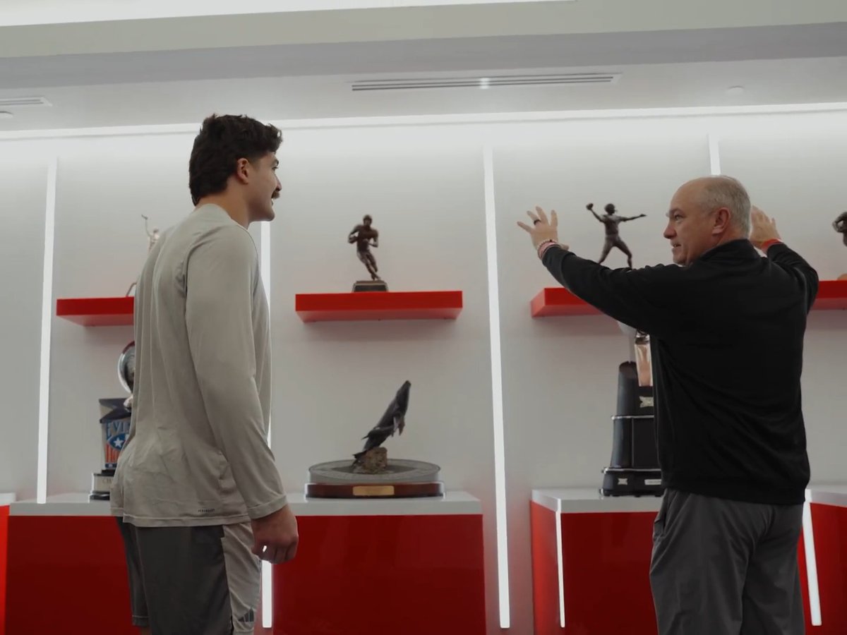 Yeah, already time to renovate 🤠 The moment earlier today when we got to tell J-Rod he won the Bednarik Award.