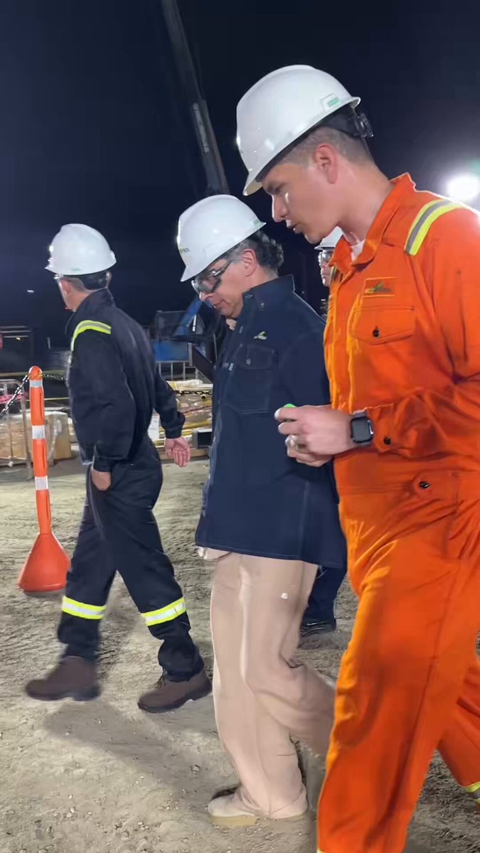 El Presidente Gustavo Petro inauguró la instalación del proyecto de producción de hidrógeno verde más grande de América Latina al 2026, ubicado en la refinería de Ecopetrol en Cartagena. La planta contará con un electrolizador de 5 megavatios, tecnología de punta que permitirá producir hidrógeno verde a partir de agua, impulsando una energía limpia y sostenible. A partir del primer semestre de 2026, este proyecto producirá 800 toneladas anuales de hidrógeno verde, evitando la emisión de hasta 7.700 toneladas de CO₂ al año, el equivalente a sacar 1.650 vehículos de circulación.