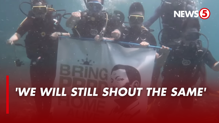 'BRING PRRD HOME ALIVE' Ipinakita ng ilang divers ang kanilang suporta kay dating Pangulong Rodrigo Duterte sa pamamagitan ng poster na may nakasulat na “Bring PRRD home alive” habang nasa ilalim ng tubig.