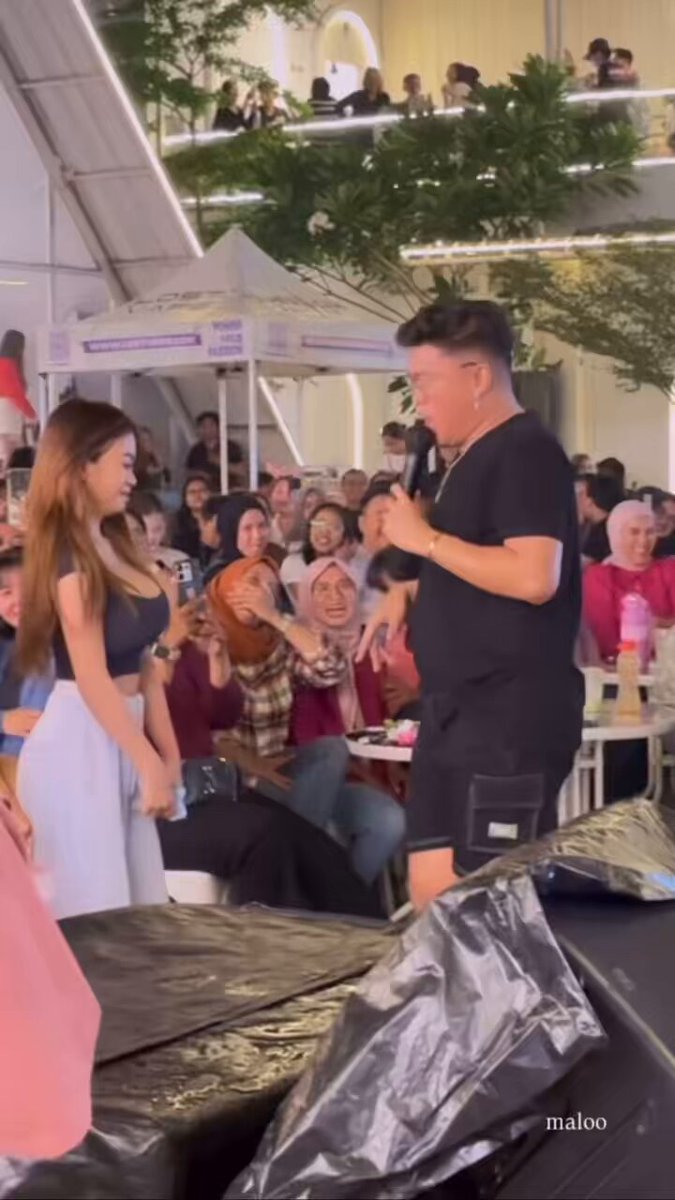 ini ibu ibu kenapa pada sinis amat sama kitaa sih