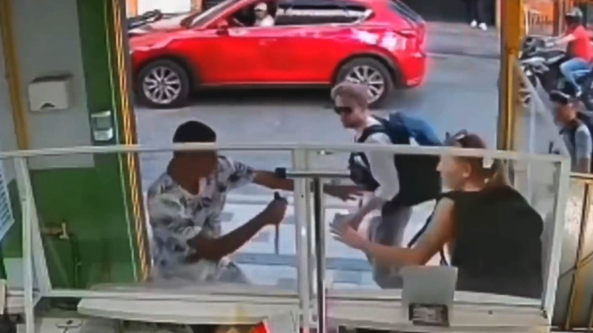 Un ladrón ataca a una mujer y esto es lo que hizo su pareja Una pareja de turistas estadounidenses fue víctima de un intento de robo en Armenia, Colombia.