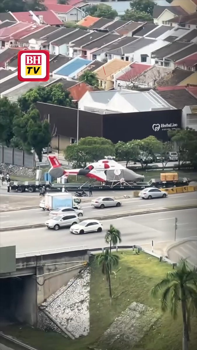Polis membuka siasatan berhubung video tular memaparkan sebuah lori treler membawa muatan helikopter yang menghalang laluan kenderaan awam di Subang Jaya. Berita penuh: