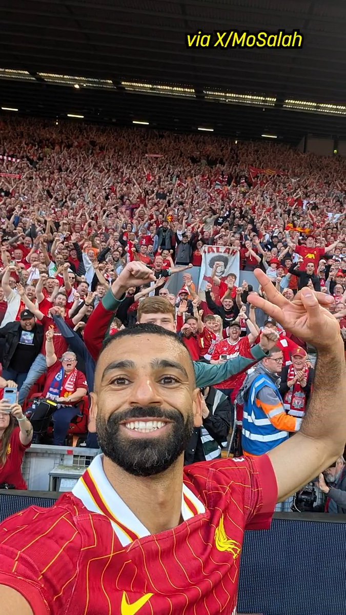 A smiling Mo Salah is more dangerous than a nuclear weapon 😁🤳 The King returns for Liverpool vs Brighton! Wake up, Reds – the greatest team in English football is back today! 🔥🏆