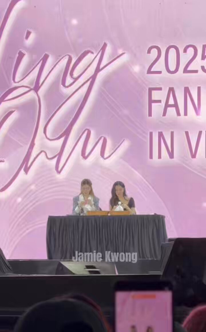 when the MC asked who was more skillful, Ling answered Orm then after Orm admitted it was her, she immediately snapped the doll’s string 55555555555 LINGORM VIETNAM MEET #LingOrm2ndMeetInVietnam