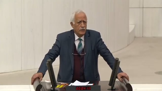 DEM Parti Van Milletvekili Sinan Çiftyürek: “Türklük bir kültürel kimliktir, üst kimliktir” diyorsunuz. Gerçekten böyle mi? Eğer gerçekten Türklük bir kimlik etnik değilse ve Kürtler Türk kimliğinin bir alt bileşeniyse siz niye Kürdistan Federal Bölgesi’nde bağımsızlık referandumuna karşı çıktınız? Kuzey Kıbrıs'ın bağımsız devlet olmasını savunuyorsunuz, niye Özek Rojava'yı ısrarla ortadan kaldırmak için tutum alıyorsunuz? Eğer bu çözümsüzlükte ısrar ediliyorsa buyurun alın Musul'u, Halep'i de görün o zaman Kürtler alt kimlik midir değil midir? Nasıl çözeceksiniz?