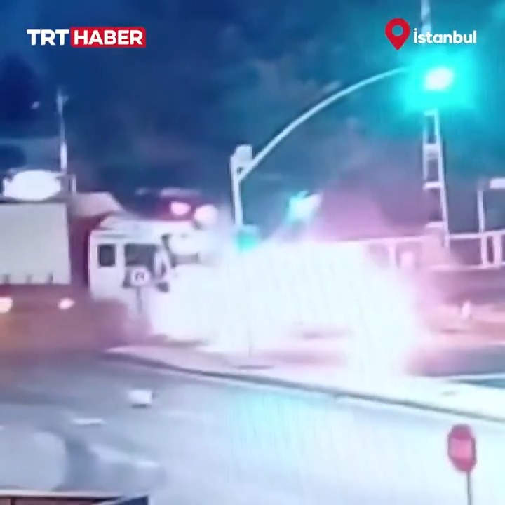 İstanbul'da aniden şerit değiştiren kamyon, arkadan gelen araca kaza yaptırdı. Alev alan araçtaki bir kişi hayatını kaybetti.