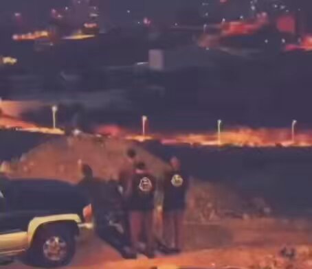 طفل شاهد رجال أمن يُصلّون جانب الطريق فبادر بفرش سجادة لهم وانضمّ إليهم في الصلاة