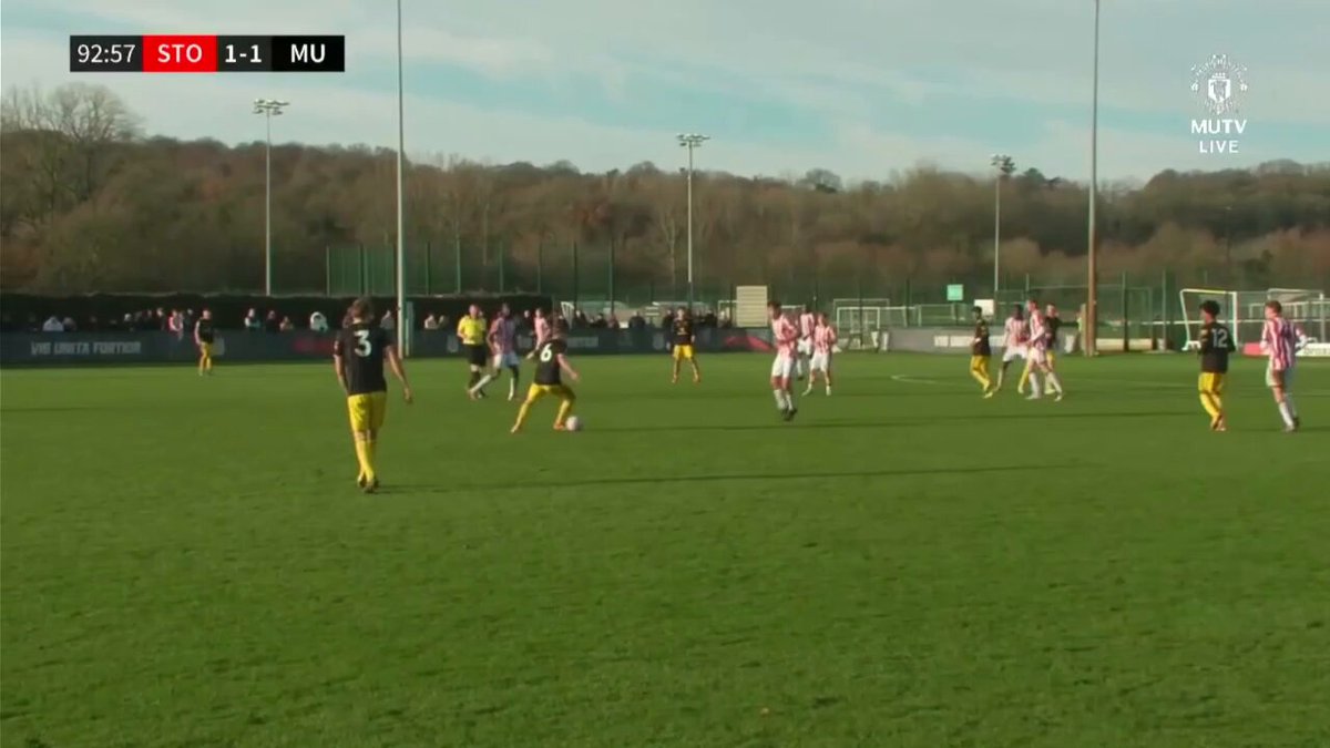 🚨🎥 Louie Bradbury WINS the game for Manchester United Under-18s against Stoke City! #MUFC [UnitedAnalyst]