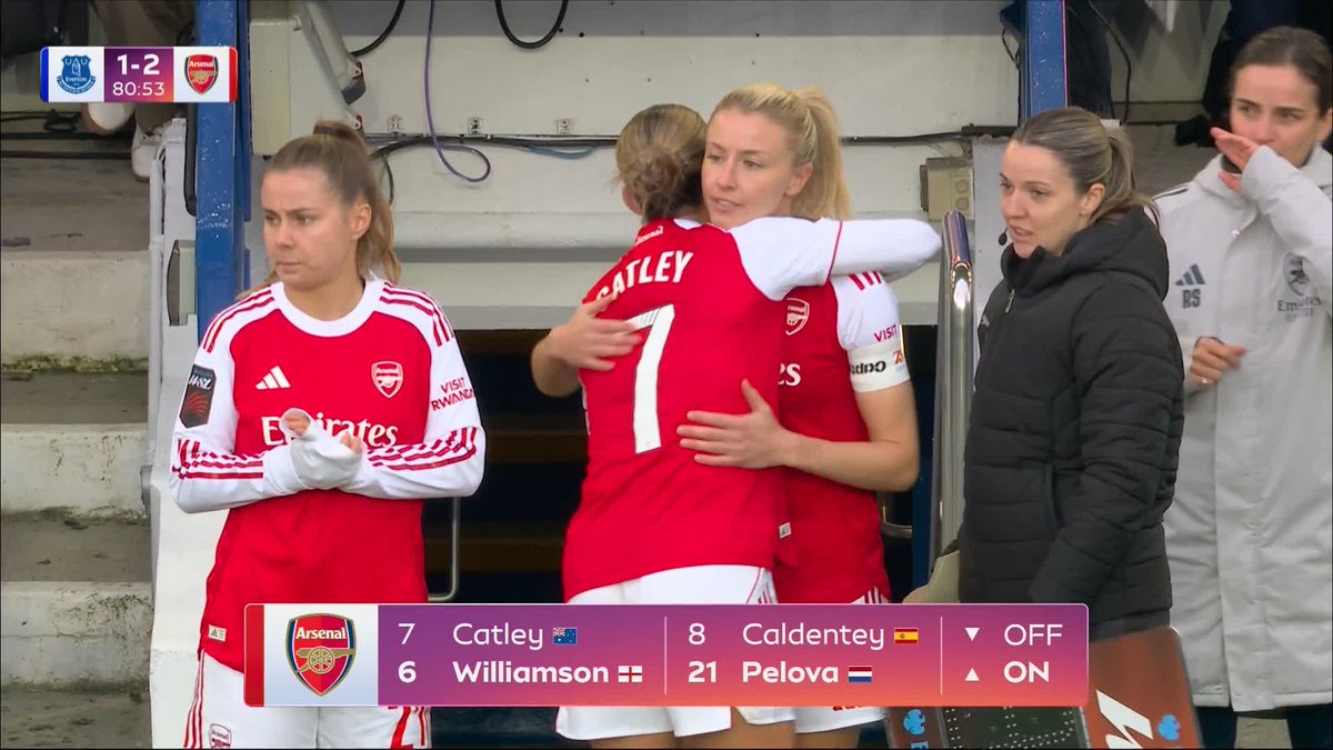 Goodison park roars as Leah Williamson returns to the pitch for the first time this season for Arsenal! 👏