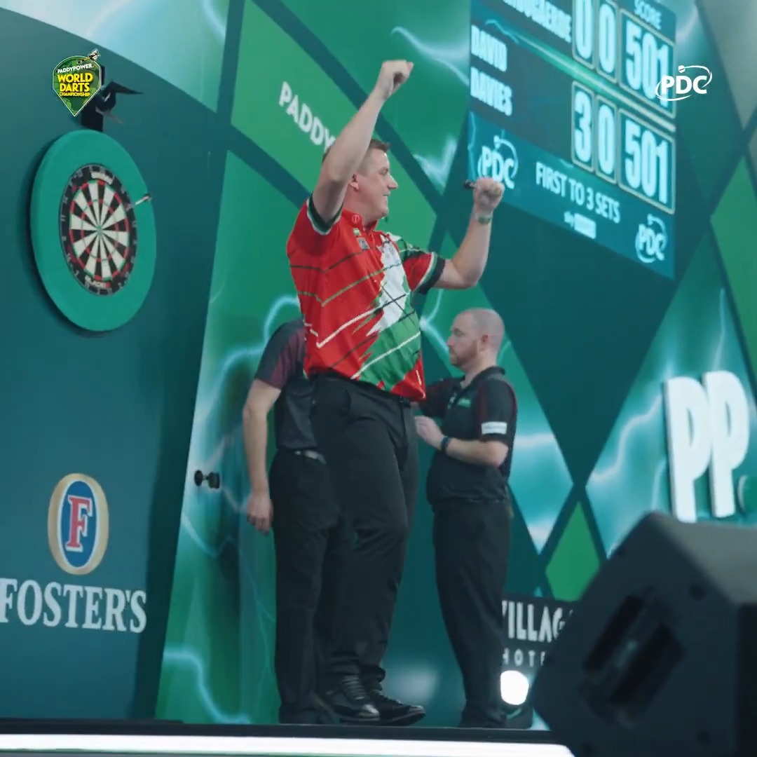 Debut delight for Davies! 🏴󠁧󠁢󠁷󠁬󠁳󠁿 #WCDarts