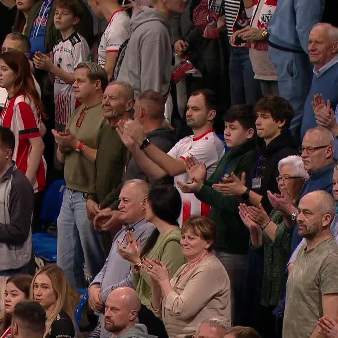 Wzruszony Ljubomir Travica 🥹 Obecny trener KS_Norwid_Czestochowa został uhonorowany przez prezesa klubu Asseco Resovia, który w przeszłości trenował 👏 📺 Polsat Sport 1, Polsat Box Go #Plusliga