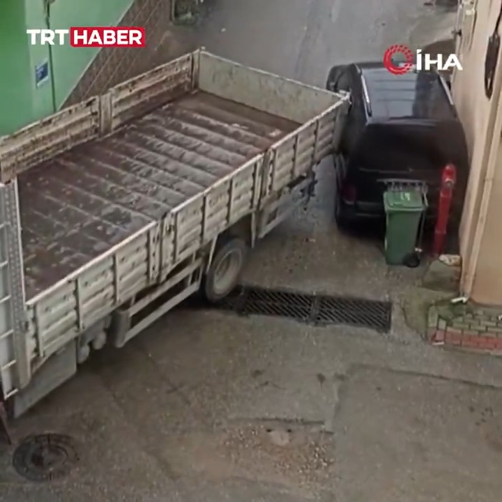 Bursa'da manevra yapmaya çalışan kamyon sürücüsü, park halindeki araca çarpıp yoluna devam etti.