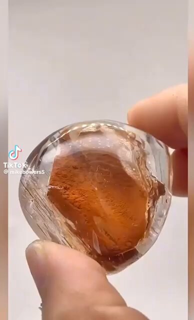 Inside this enhydro quartz crystal, fine sand and water have been trapped for hundreds of millions of years: a tiny time capsule from Earth’s ancient past. [📹 mikebowers5]