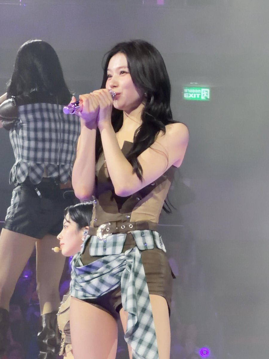 SANA ALMOST SINGING INTO THE WRONG END OF THE MIC ๐ญ