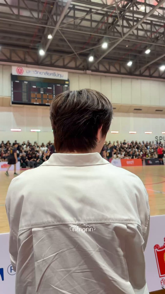 จังหวะที่พี่นัทพาพี่เติ้ลไปเปลี่ยนชุดเพื่อลงสนาม ⚽️ พี่ๆยอ : เหงามั้ย อยู่คนเดียวแล้วเหงามั้ย ยัยแป๋ว : พยักหน้า … อะไรนะค๊าบ พี่ๆยอ : ไม่เป็นไรนะ เดี๋ยวพี่ๆเลี้ยงเอง หลังจากนั้นน…ยัยแป๋วก็ขโมยหัวใจพี่ๆตรงนั้นด้วยความน่ารักเค้าไปหมดแล้ว หนูเลี้ยงยัยแป๋วแทนพี่นัทแน้ววนะคะ @Phuwanet_r น้องไม่ดื้อเลย 🤏🏻🥹💓แค่คิดถึงคนพี่หน่อยๆ เหงานิดๆ หัวใจดูว้าวุ้นเเค่นั้นเอง ฮ๊อป 🫣 TFO LEESOO SPORTS DAY #กีฬาหลีสูXเติ้ลเฟิร์สวัน #TLE_mtm #FirstOne #TleFirstone #เติ้ลเฟิร์สวัน
