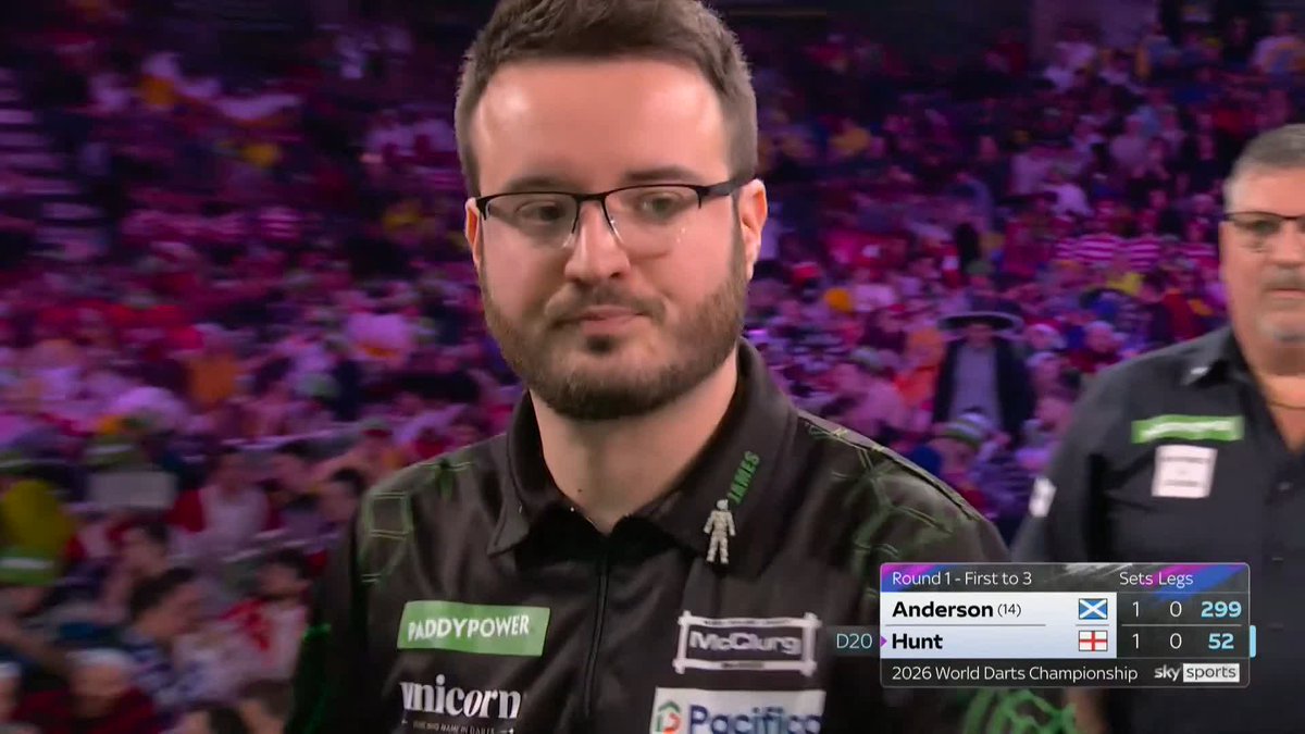HUNT APPLIES THE PRESSURE! Adam Hunt means business in the third set, as The Hunter wins the opening leg after the break with an 11-dart hold! 📺 #WCDarts | R1