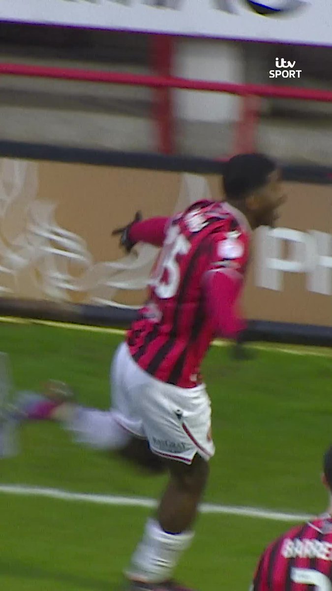 Thumped in off the crossbar! 😍 Superb strike from Walsall's Daniel Kanu