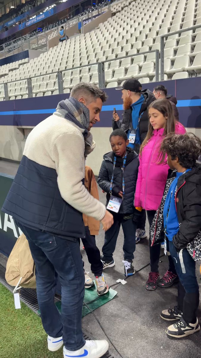 Les enfants sont arrivés à Jean Bouin et sont prêts à vivre une soirée magique. 🤩❤️ De nombreuses activités seront mises en place pour eux et une surprise les attend sous le sapin.