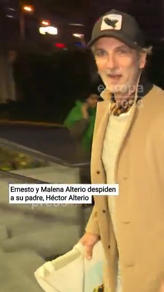 Los actores Ernesto y Malena Alterio llegan al tanatorio para despedir a su padre, Héctor Alterio, fallecido a los 96 años