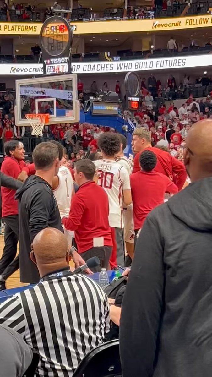 A handshake line scuffle between Arkansas and Texas Tech 👀😳