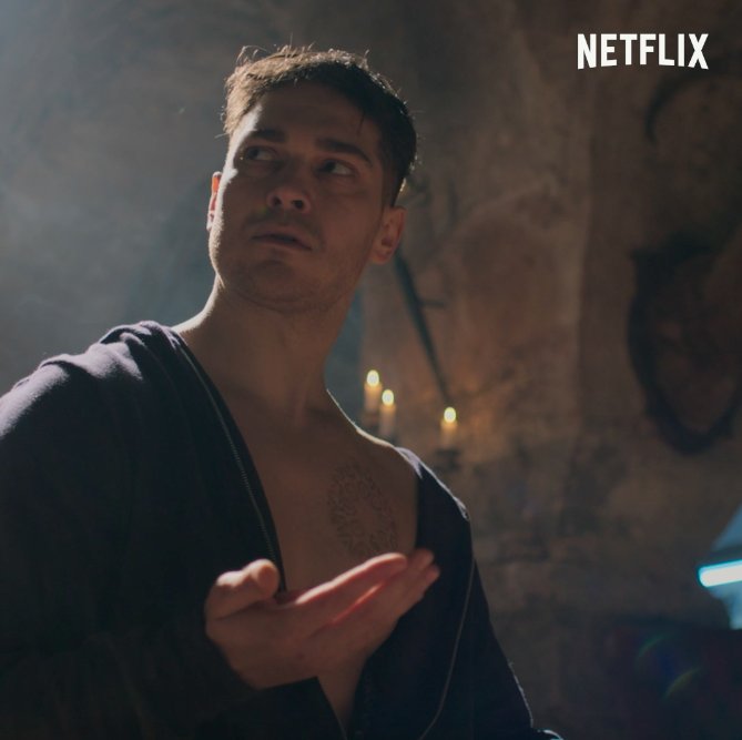 7 yıl önce Netflix’in ilk yerli orjinali Hakan Muhafız yayınlandığında zaman içinde birçok global fenomen işimiz olacak siye sevinmiştik. Şimdi geride kalan 7 yıla bakınca çer çöp işlerle geçiştirildiğimizi görüyoruz sadece. Çok kötü yönetildi/yönetilitor.